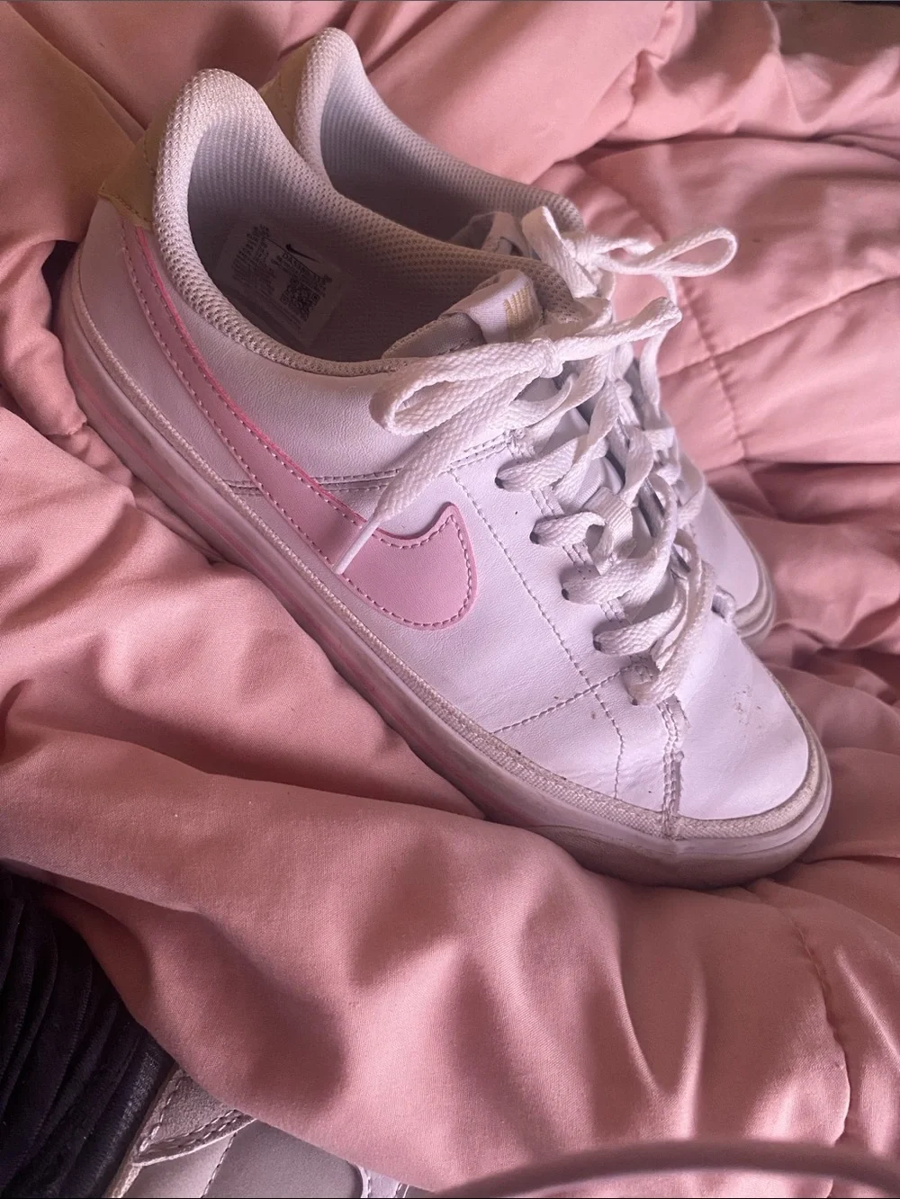 Nike Womens White Low-Top Sneakers with Pink Swoosh